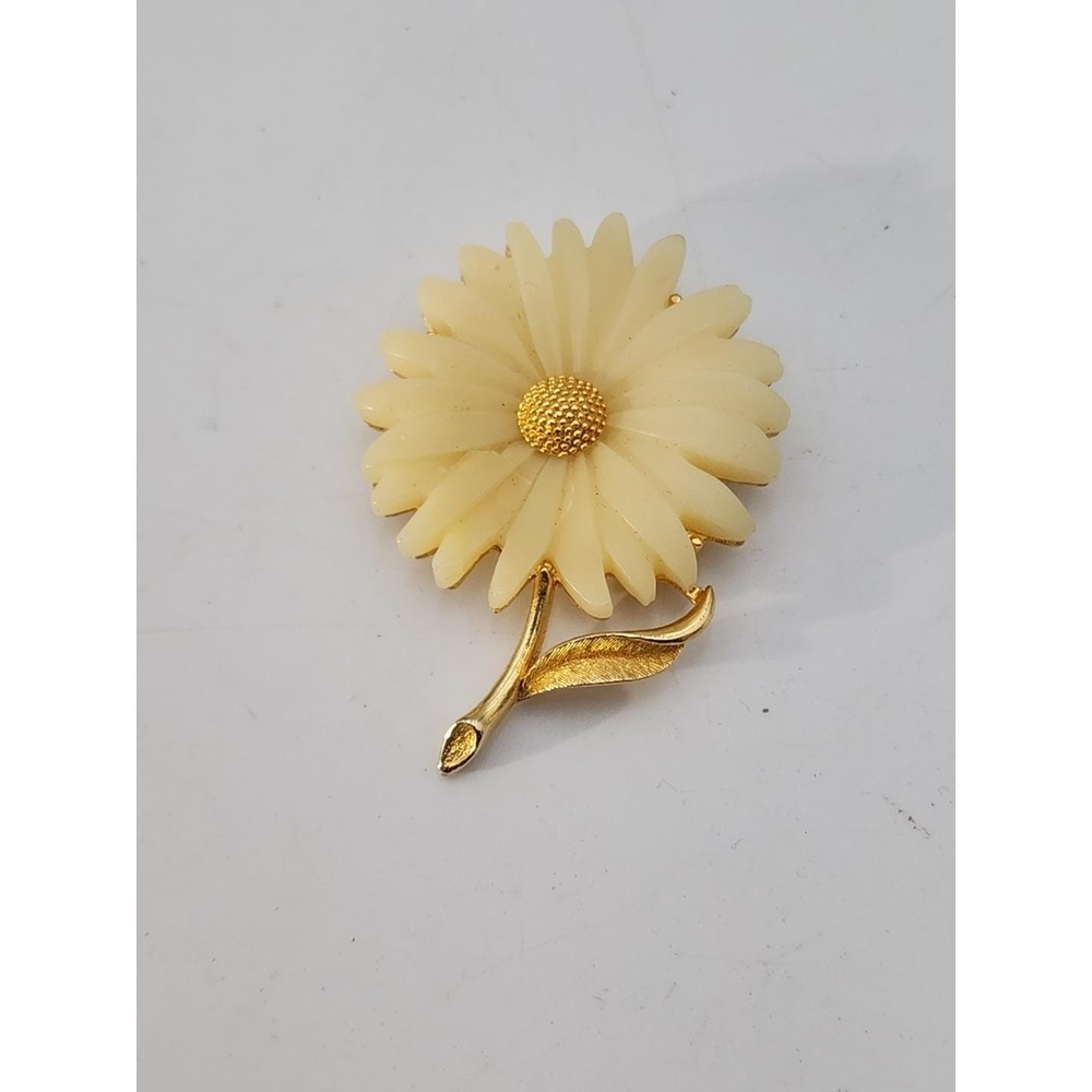 Vintage Unsigned Hattie Carnegie Thermoset Plastic Flower Daisy Brooch‎ Pin